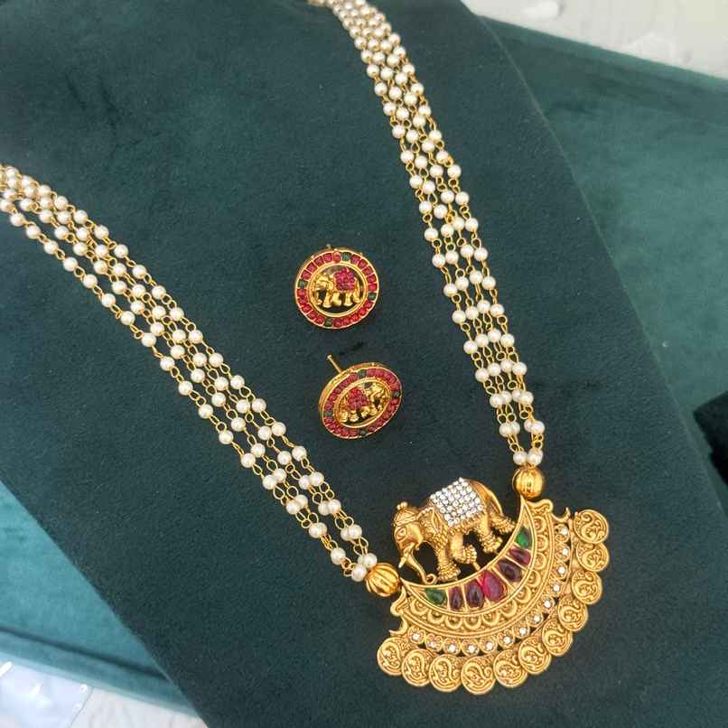 The Opal Factory Necklace Set Elephant Stonework Pendant in Pearls Chains & Round Stud Earrings