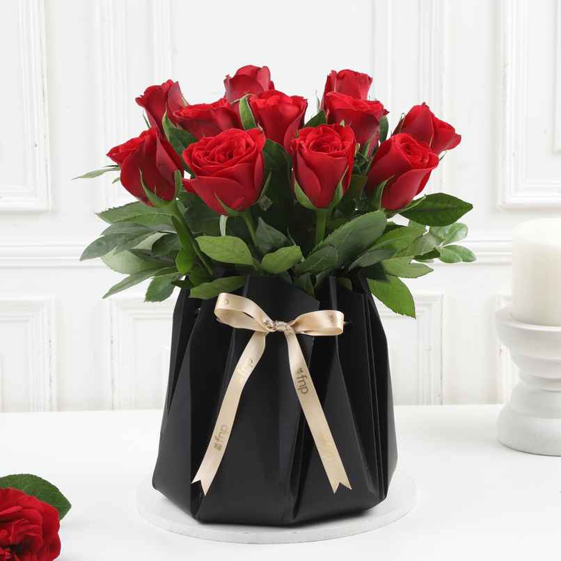 FNP Rosé Luxe Bloom 12 roses Bouquet (In a Box) FNP Rosé Luxe Bloom 12 roses Bouquet (In a Box)