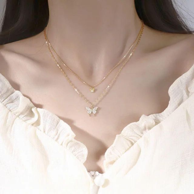 Estailo Fashion Bounded Butterfly Neckpiece Necklace Gold Pendant