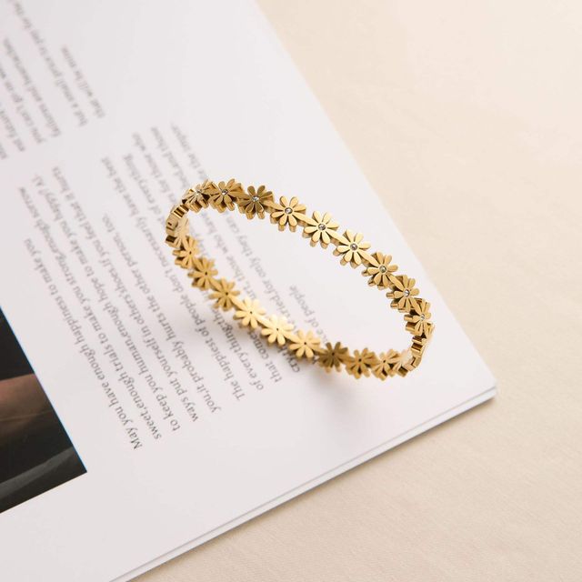 Beautynx Golden Daisy Bloom Bracelet - Buy at ₹419 Online